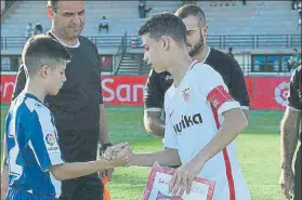  ?? FOTO: LALIGA ?? Los capitanes de Espanyol y Sevilla se saludan antes del partido