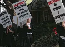  ?? Jerry Lara / Staff photograph­er ?? Musicians in concert attire rally in front of the home of Kathleen Weir Vale, chair of the San Antonio Symphony’s board.