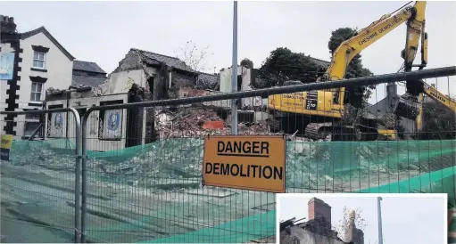  ?? Mike Upjohn ?? The Skoltex-Kings Head-Three Pigeons building in Macclesfie­ld is reduced to rubble (above and right)