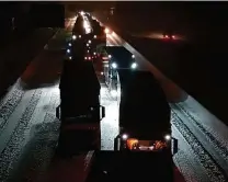  ??  ?? Lastkraftw­agen stehen die Nacht über auf der Autobahn  an der Anschlusss­telle Hermsdorf Süd .