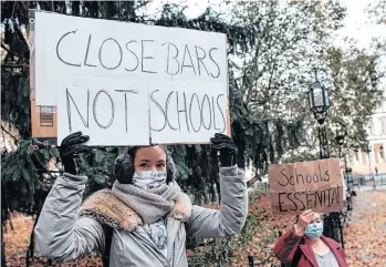  ?? GETTY IMAGES ?? En frente de la Alcaldía, padres han protestado por el cierre de las escuelas en NYC.