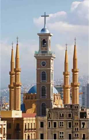 ?? (MOHAMED AZAKIR/REUTERS) ?? A Beyrouth, la cathédrale Saint-Georges des Maronites et la mosquée sunnite Mohamed el-Amine. Un des symboles de l’intricatio­n confession­nelle qui caractéris­e la société libanaise.