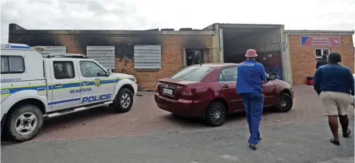  ?? PICTURE: AYANDA NDAMANE/AFRICAN NEWS AGENCY/ANA ?? DESTROYED: Police conduct an inspection of the Gugulethu post office which was set alight during the protest.