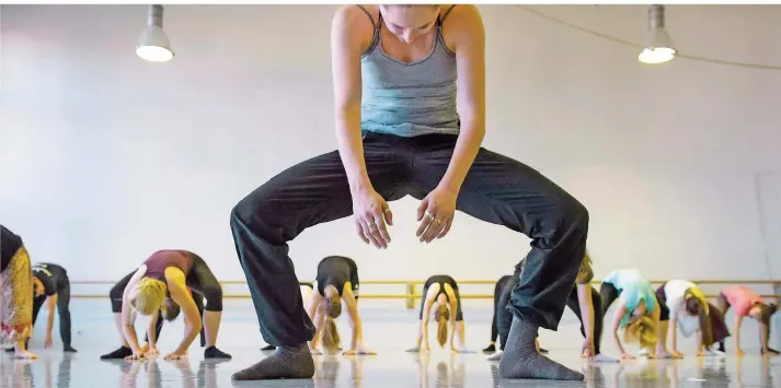  ?? FOTO: IRIS MAURER ?? Jeden Montag ist im Ballettsaa­l des Staatsthea­ters ein Workshop für alle, die tanzen wollen. Zum Tanzfestiv­al gab es jetzt eine Sonder-Ausgabe.