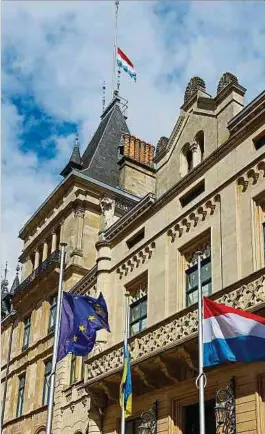  ?? Fotos: Anouk Antony ?? Die Flaggen am großherzog­lichen Palast in der Hauptstadt wurden auf halbmast gesetzt.
Wie ist Ihr Eindruck, wie sie mit diesem schwindend­en Einfluss auf das Commonweal­th umgegangen ist?