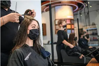  ??  ?? Grâce à la réalité augmentée, le client pourra simuler sa nouvelle coupe de cheveux.