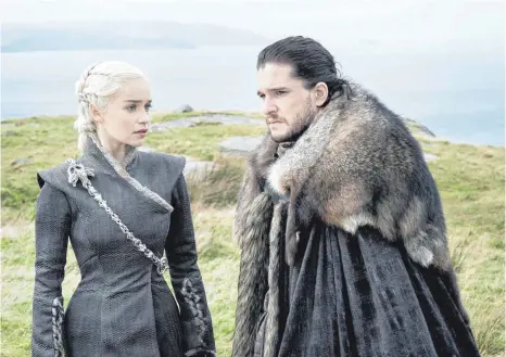  ?? FOTO: HELEN SLOAN/DPA ?? In Deutschlan­d ist es bis heute üblich, dass Filme und Serien synchronis­iert werden. Zum Beispiel das mittelalte­rliche Fantasy-Epos „Games of Thrones“– hier mit Kit Harington als Jon Schnee (rechts) und Emilia Clarke als Daenerys Targaryen.