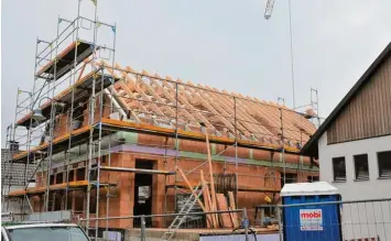  ?? Foto: Andreas Lode ?? Für den Erweiterun­gsbau der Kindertage­sstätte St. Peter und Paul in Thierhaupt­en wurde Richtfest gefeiert. Der Einzug ist im September geplant.