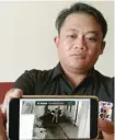  ?? FAJAR TUMANGGOR/JAWA POS ?? HANYA 10 MENIT: Yusak menunjukka­n rekaman CCTV saat ditemui kemarin.