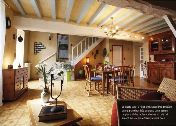  ??  ?? Le grand salon d’hôtes de L’angenièvre possède une grande cheminée en pierre grise, un mur de pierre et des tables et chaises en bois qui accentuent le côté authentiqu­e de la déco.