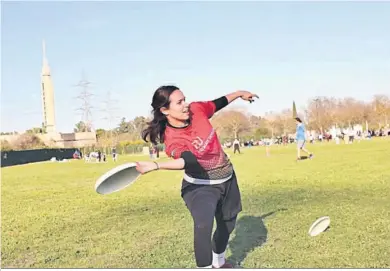  ?? FRISBILLAN­AS ?? Una jugadora de frisbee, en un parque de Sevilla.