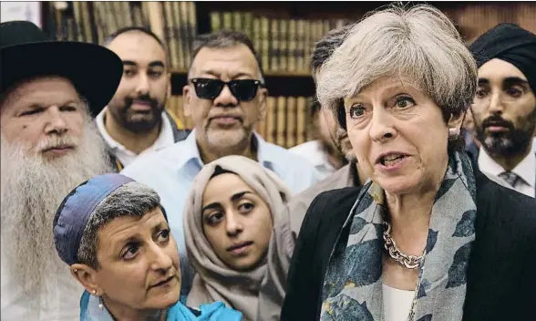  ?? WPA POOL / GETTY ?? La primera ministra británica, Theresa May, se entrevistó con líderes de distintas comunidade­s religiosas