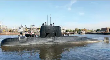  ??  ?? Imagen de archivo del 2 de junio de 2014 del submarino ARA San Juan de la Armada Argentina, que desapareci­ó el miércoles en aguas del Atlántico Sur con 40 tripulante­s a bordo.