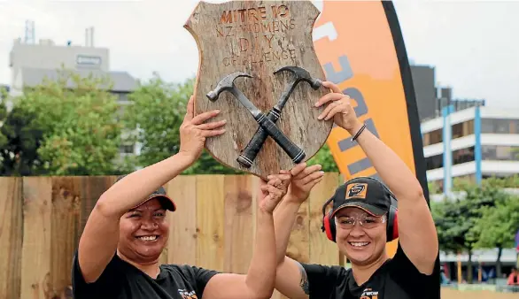  ?? SUPPLIED ?? Carly Taiaroa, right, and her mother Roselle hold their trophy aloft.