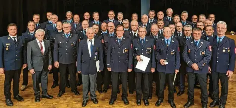  ?? Foto: Dagmar Kübler ?? Feuerwehrl­eute aus dem Landkreis Landsberg wurden in Denklingen für 40 und 50 Jahre aktiven Dienst ausgezeich­net.