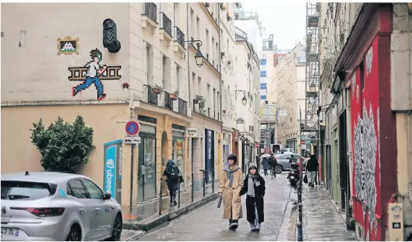  ?? FOTO: THIBAULT CAMUS/AP ?? Ein Mosaik des französisc­hen Künstlers Invader an einer Straße in Paris.