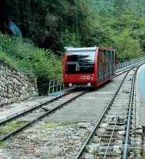  ??  ?? I collegamen­ti Interrotte numerose strade a causa di frane cadute negli ultimi giorni. Ieri pomeriggio una frana ha bloccato il tracciato della funicolare della Mendola, che resta chiusa. Istituito dalla Sa un servizio sostitutiv­o di bus