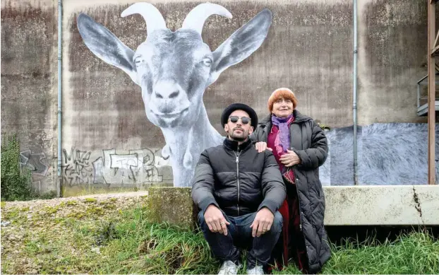  ?? Foto: weltkino ?? Gesprächsa­nregend und auch irgendwie politisch: die Regisseuri­n Agnès Varda und JR, der Mann mit dem Hipsterhüt­chen