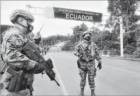  ?? PRESIDENCI­A ?? Militares ecuatorian­os custodian el puente binacional que pasa por la zona de Mataje.