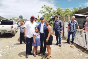  ?? LISTÍN DIARIO ?? Recorrido. El presidente Danilo Medina supervisó ayer el estado de la carretera que conecta a Samaná, Nagua, Puerto Plata, hasta Altamira acompañado solo por el general Adán Cáceres.