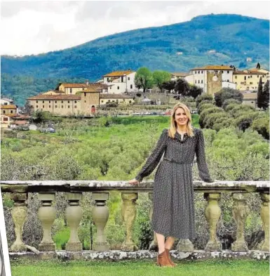  ?? ABC ?? Annabelle Pascale, copropieta­ria de la finca Artimino. A la izda. su tío Giuseppe Olmo, ciclista profesiona­l//