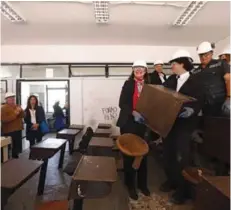  ?? ?? ► Las salas de clases del Instituto Nacional continúan en reparacion­es. Al centro, en la foto, la alcaldesa de Santiago, Irací Hassler.