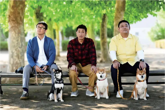  ?? ©SHIBA-PARK ?? From left: Shima Onishi, Kiyohiko Shibukawa and Dronz Ishimoto, actors from the TV series “Shiba Park,” sit with their onscreen dogs.