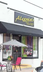  ?? JENNIFER CHANDLER ?? Alcenia’s is known for its fried chicken and soul food dishes.