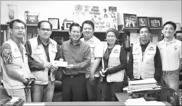  ??  ?? Jong (second left) hands over the invitation letter to Lee, witnessed by NSJA executive committee members.