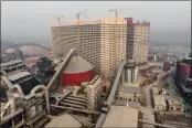  ?? GILLES SABRIE — THE NEW YORK TIMES ?? A 26-story building houses an urban pig farm on the outskirts of Ezhou, China.