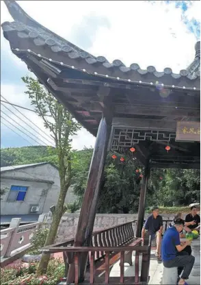  ?? PHOTOS BY XU YU / XINHUA ?? Officials from Dongbaihu town, Zhuji city, Zhejiang province, meet with local villagers in July to exchange views on livelihood projects and seek suggestion­s from the residents.
