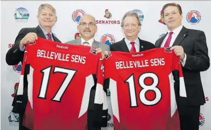  ?? EMILY MOUNTNEY-LESSARD ?? From left, Belleville's director of recreation, culture and community services Mark Fluhrer, Mayor Taso Christophe­r, Ottawa Senators owner Eugene Melnyk and Sens assistant general manager Randy Lee hold up Sens' jerseys signifying the move of the...
