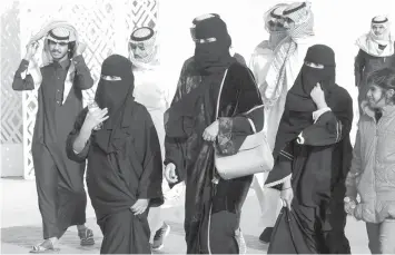  ?? AGENCE FRANCE PRESSE ?? Saudi women and men walking during the King Abdulaziz Camel Festival in Rumah, Riyadh.