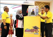  ??  ?? Mazula (second left) and sulong (second right) perform the launch gimmick of ‘Jom Masuk iPT 2019’ sarawak Zone at Mydin Petra Jaya in Kuching.