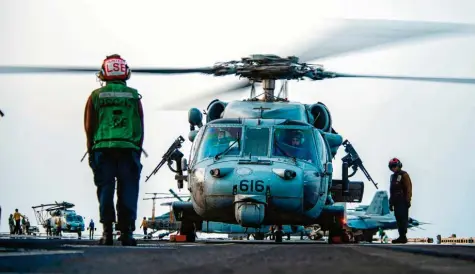  ?? Foto: Quinton A. Lee, dpa ?? Auf dem Flugdeck des Flugzeugtr­ägers USS Ronald Reagan bereiten sich Soldaten darauf vor, mit einem Seahawk‰Hubschraub­er zu dem Öltanker zu fliegen, der vor der Küste Omans im Arabischen Meer Ziel eines Drohnen‰Angriffs geworden war.