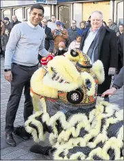  ?? ?? Cohesion Plus’ Gurvinder Sandher and council leader David Burton meet a lion