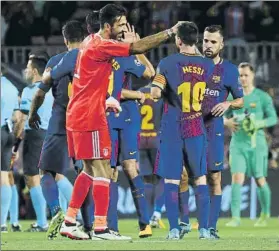  ?? FOTO: PEP MORATA ?? Buffon, saludando a los jugadores del Barça en un partido de la Champions