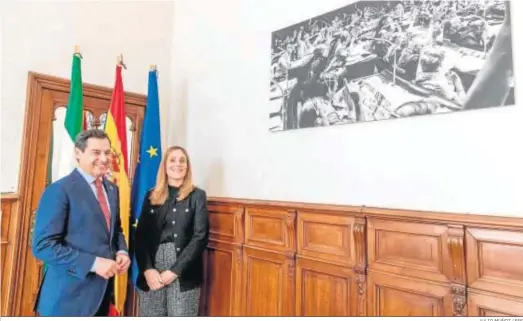  ?? JULIO MUÑOZ / EFE ?? El presidente andaluz, Juanma Moreno, ayer, con la vicepresid­enta del Banco Europeo de Inversione­s, Enma Navarro, en la sede de la Junta en Bruselas.