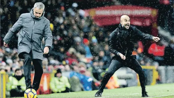  ?? NIGEL RODDIS / EFE ?? Mourinho controla un balón que sale fuera mientras Guardiola da instruccio­nes intensamen­te