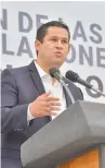  ??  ?? A mano alzada y con gritos. El gobernador de Guanajuato, Diego Sinhue, dijo que el “pueblo es sabio” cuando éste rechazó en consulta el Insabi.