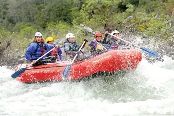  ?? Tribune News Service/bay Area News Group ?? A guide trainee crew with American Whitewater Expedition­s raft down the South Fork of the American River on May 4 near Coloma.