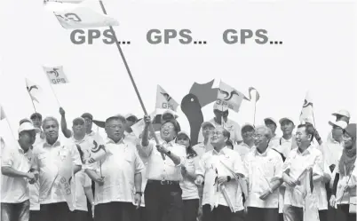  ??  ?? ABANG Johari ditemani Tiong, Sim, Masing dan tetamu kehormat lain mengibarka­n bendera GPS pada Majlis Pelancaran GPS di Stadium Perpaduan, Petra Jaya malam Sabtu.