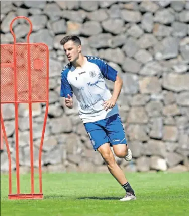  ??  ?? GOLEADOR. Juan Villar, durante un entrenamie­nto con el Tenerife.