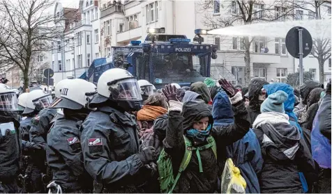  ?? Foto: Peter Steffen, dpa ?? Ein Bild aus Hannover: Im Dezember 2017 hatte die AfD ihren Parteitag in der niedersäch­sischen Landeshaup­tstadt veranstalt­et. Tausende Gegendemon­stranten protestier ten. Ein Großaufgeb­ot der Polizei war im Einsatz. Ende Juni kommt die AfD nach Augsburg.