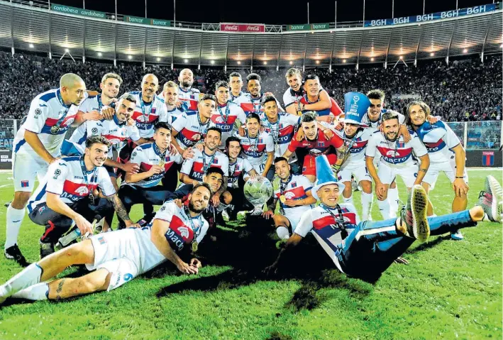  ?? FERNANDO DE LA ORDEN ?? Se mira y se toca. El plantel de Tigre posa con la flamante Copa Superliga en el césped del Mario Kempes y con la gente del Matador de fondo en la tribuna.