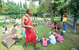  ??  ?? Dal Kenya
Uno dei componenti della famiglia Muteleu, che vive in un villaggio Masai