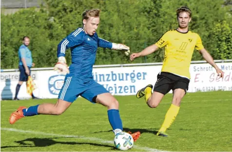  ?? Foto: Ernst Mayer ?? Offingens Keeper Alexander Schmid (links) war gegen den Tabellenzw­eiten aus Gersthofen der beste Mann auf dem Platz, klärte zahlreiche Chancen der Gäste. Bei zwei Ge gentoren war er jedoch machtlos. Und das reichte den Gersthofer­n zum Sieg gegen einen...