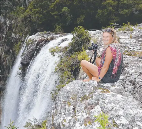  ?? Picture: JASON O’BRIEN ?? Shonelle Post takes in the beauty of Minyon Falls.