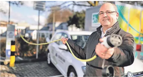  ?? FOTO: STEPHAN KÖHLEN ?? Stefan Chemelli, Geschäftsf­ührer der Stadtwerke Haan, an der neuen Ladesäule am Gruitener Bahnhof.