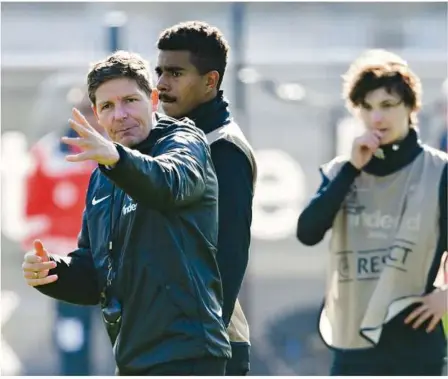  ?? Foto: A. Dedert/dpa ?? Fingerzeig im Abschlusst­raining: Eintracht-coach Oliver Glasner (vor Ansgar Knauff).